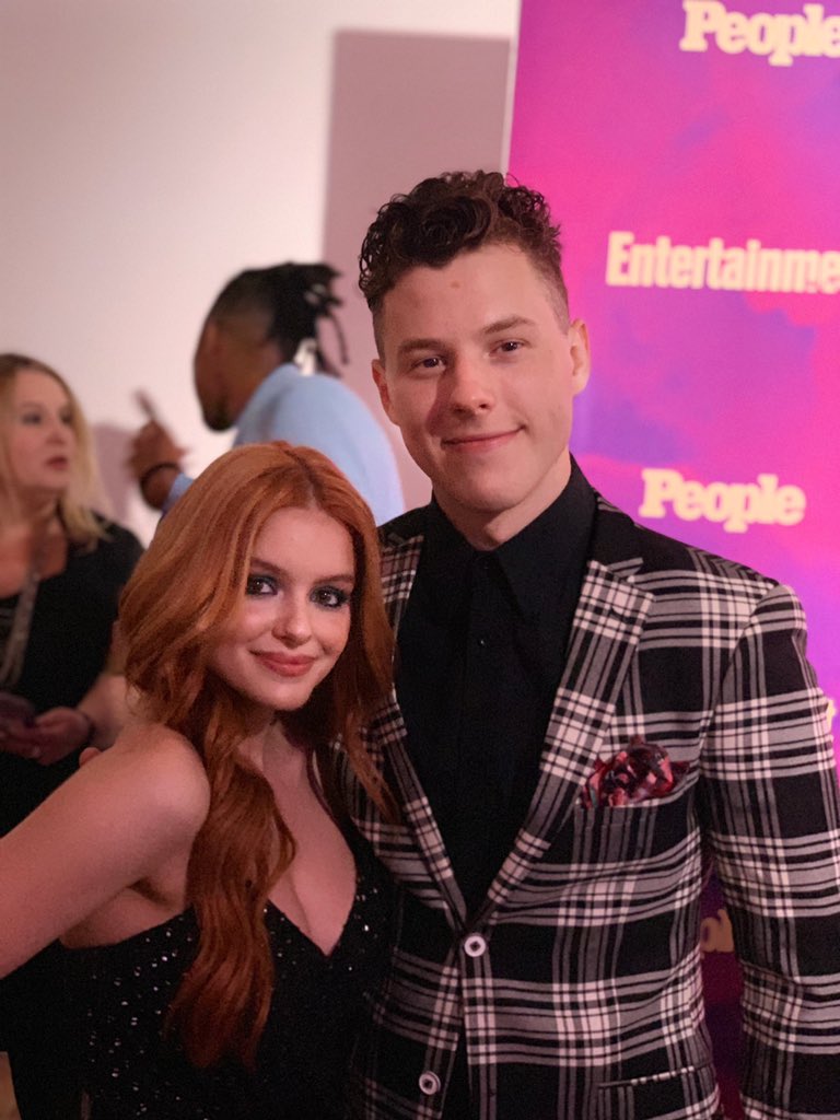 RT @ModernFam: .@arielwinter1 and @Nolan_Gould looking stunning at the EW/People Upfront Party! ???????? #ModernFamily https://t.co/yvoVY5hOH9