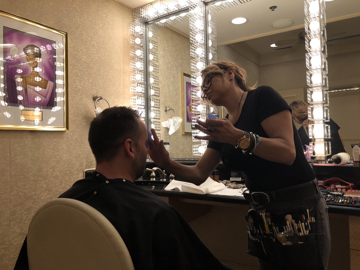 sherrierohde: Make sure you compliment @benmarks on his makeup today. 😏 #MagentoImagine https://t.co/kNCImVMzG5