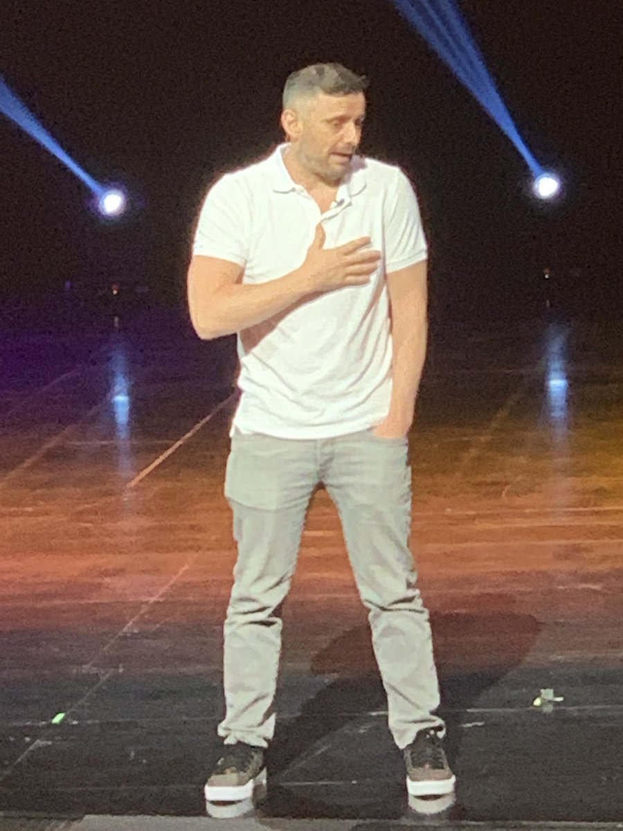 kenbausch: #MagentoImagine @garyvee kicking into a tailored, stream of consciousness presentation https://t.co/KdK2ACQdLR