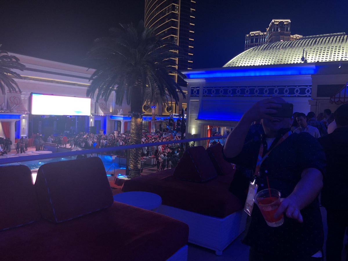 wsakaren: Look at @eCommPendse sold out #magentoImagine https://t.co/jgnuZjTvIM