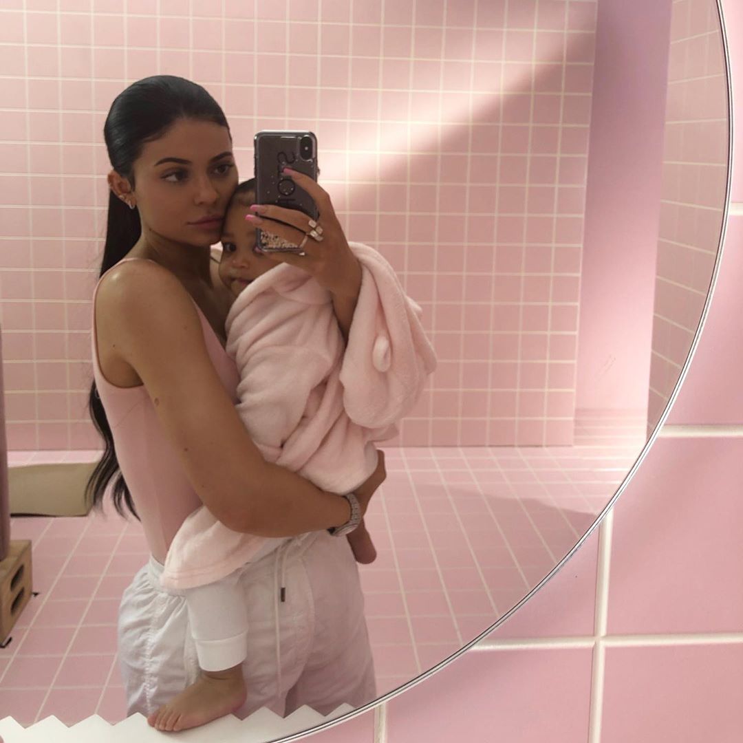 throwback to my @kylieskin shoot with my angel baby ???? can’t wait for the sets to restock on June 5th! https://t.co/H7fEstTowk
