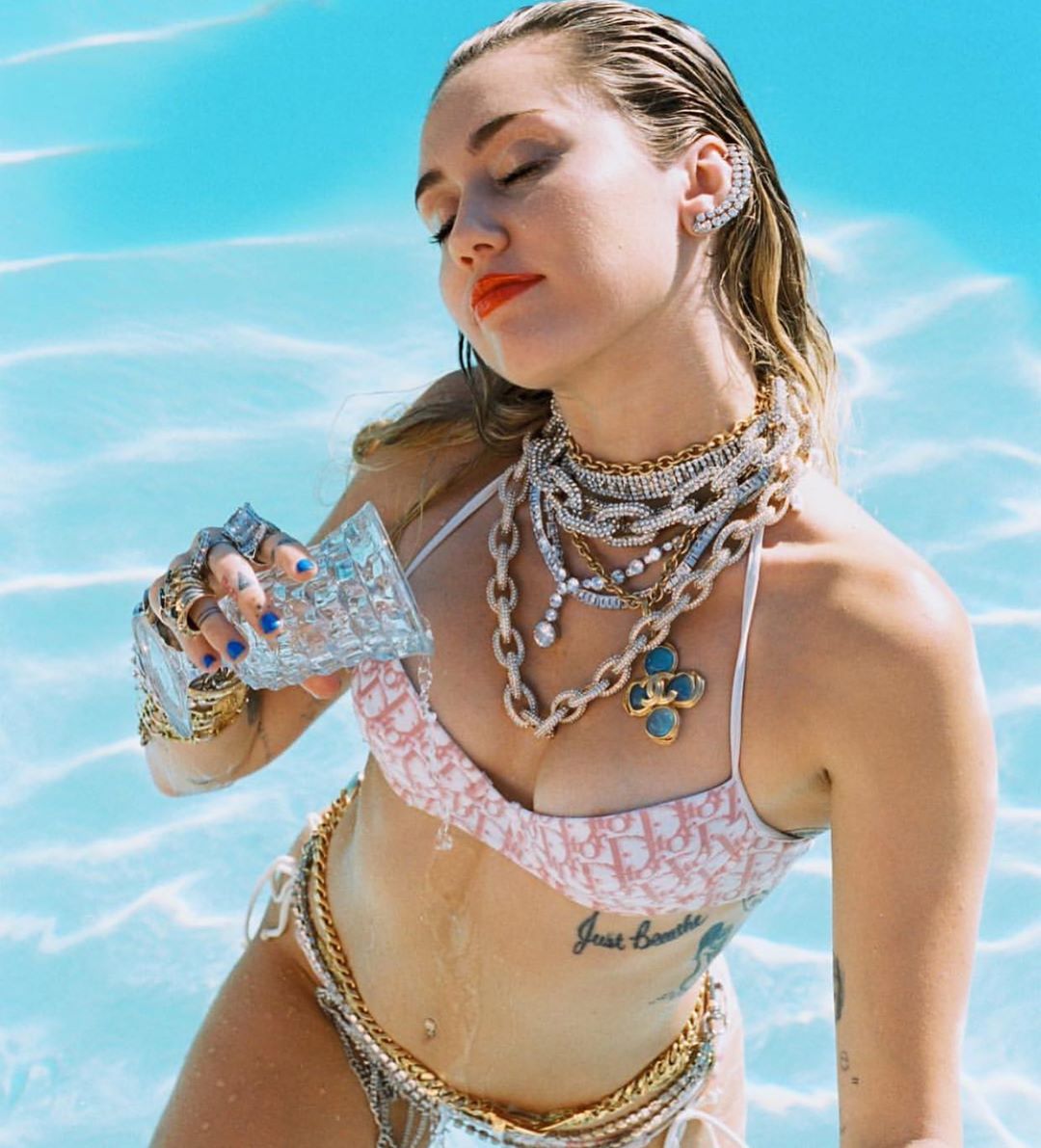 RT @iHeartRadio: Must be something in the water ???? | @MileyCyrus https://t.co/oNUqPsWb0A