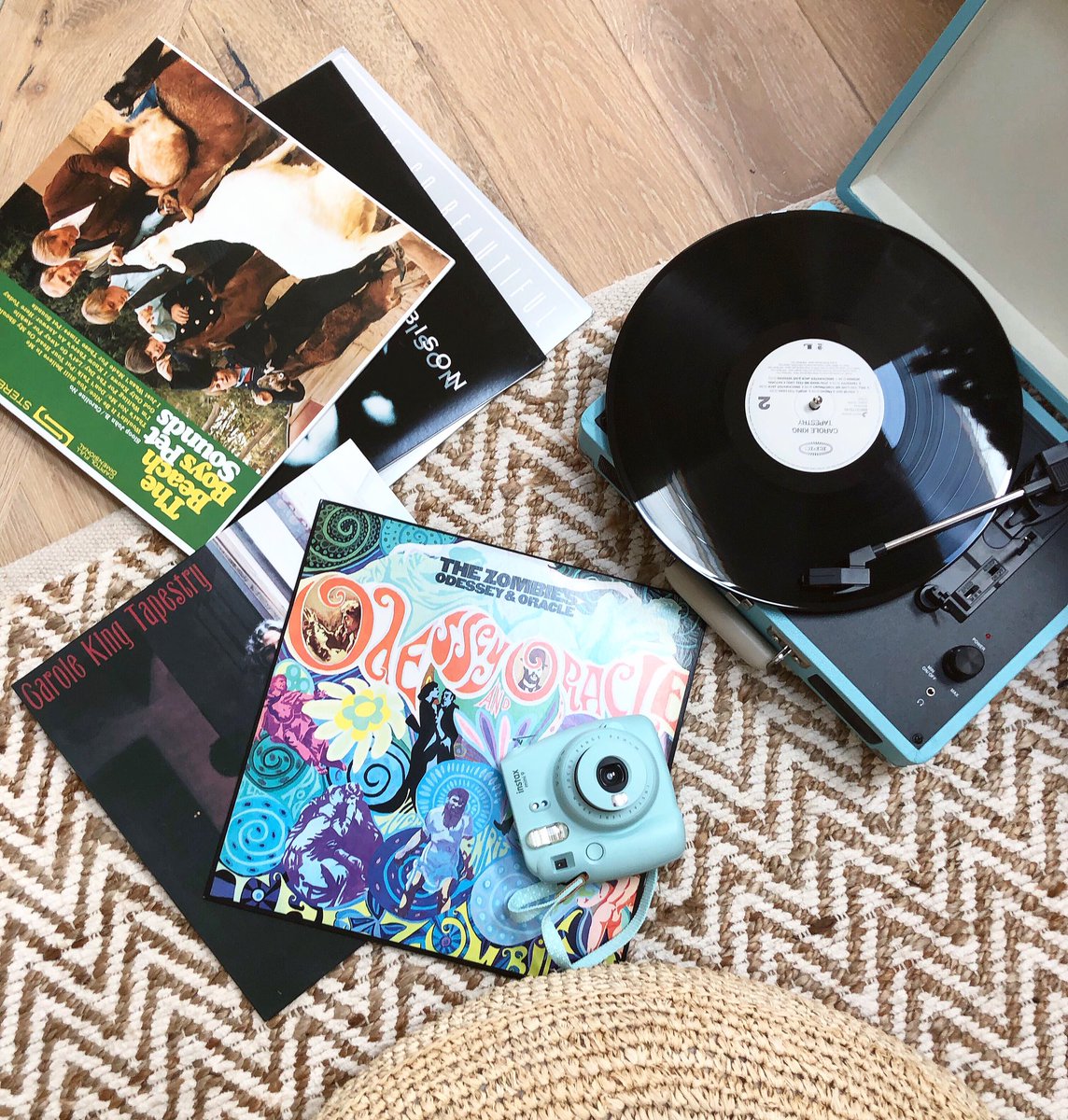 Pulling out some of my favorite records ????????@Carole_King, @TheZombiesMusic, @ROYORBISON, and @TheBeachBoys https://t.co/tbUPy26qSp