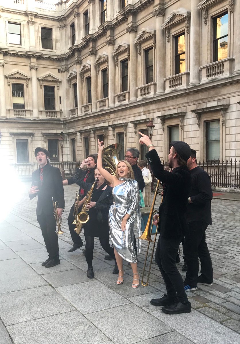 Hello @royalacademy ... #Imwiththeband ???????? https://t.co/AA82JWxMI5