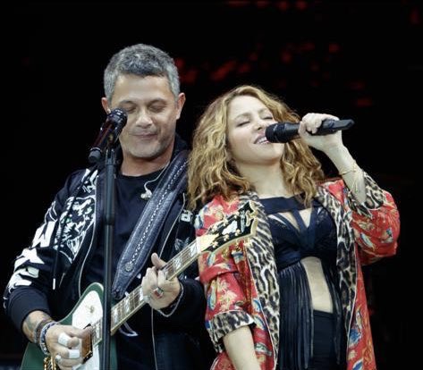 Gracias Ale - @alejandrosanz - por regalarme ese momento con un público inolvidable! 
Te quiero!! Shak https://t.co/V4M5aI7j1s