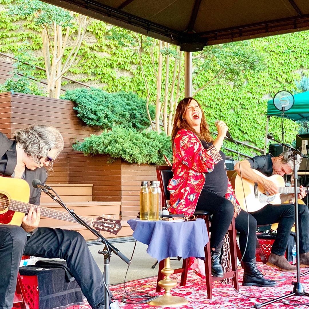 from the screaming loud to the tiny quiet.... i will meet you there. ❤️✨ #healdsburg #acoustic https://t.co/19M7qn6Pk9