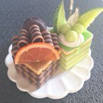 オレンジチョコ🍊🍫とメロン🍈のスクエアケーキ
この子たちも近々旅立ちます✨が
7/28(日)の #ワンフェス で再販予定でいます。他にも新作のケーキとカラフルなクリームソーダを販売します!(断言したら後には引けぬでな。作るしかない)
#wf2019s https://t.co/wDAi7zCycF