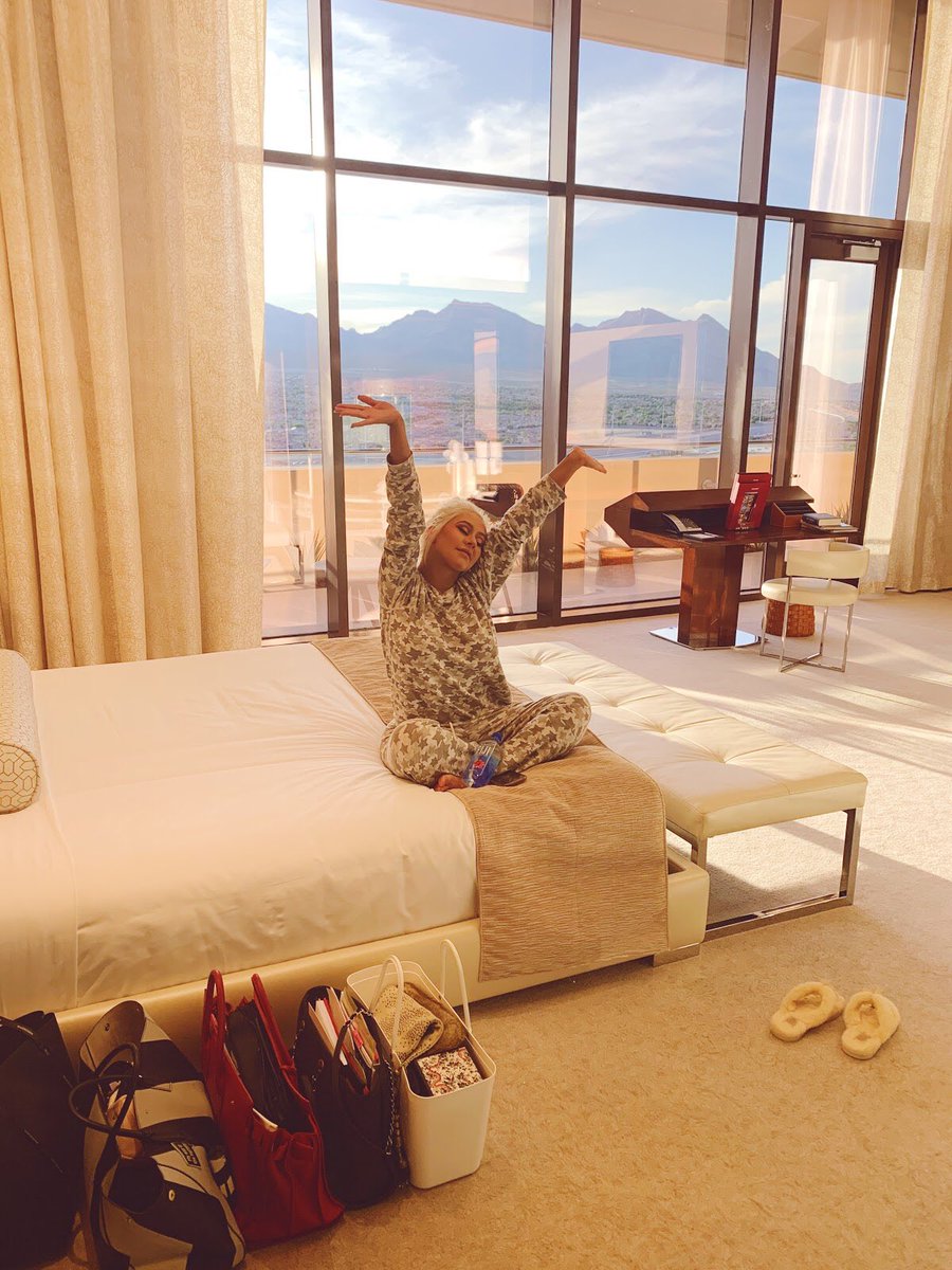 Morning beauties! ✨ Soaking in the Vegas views ???? #TheXperience https://t.co/PwjnbZ7veE