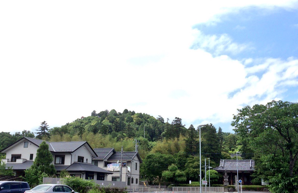 地元なーう!アニメ「ヤマノススメ」の舞台となった天覧山です。今見るとすごい低い(笑)麓にあるお寺さん「能仁寺」はドラマ「 地元なーう!アニメ「ヤマノススメ」の舞台となった天覧山です。今見るとすごい低い(笑)麓にあるお寺さん「能仁寺」はドラマ「