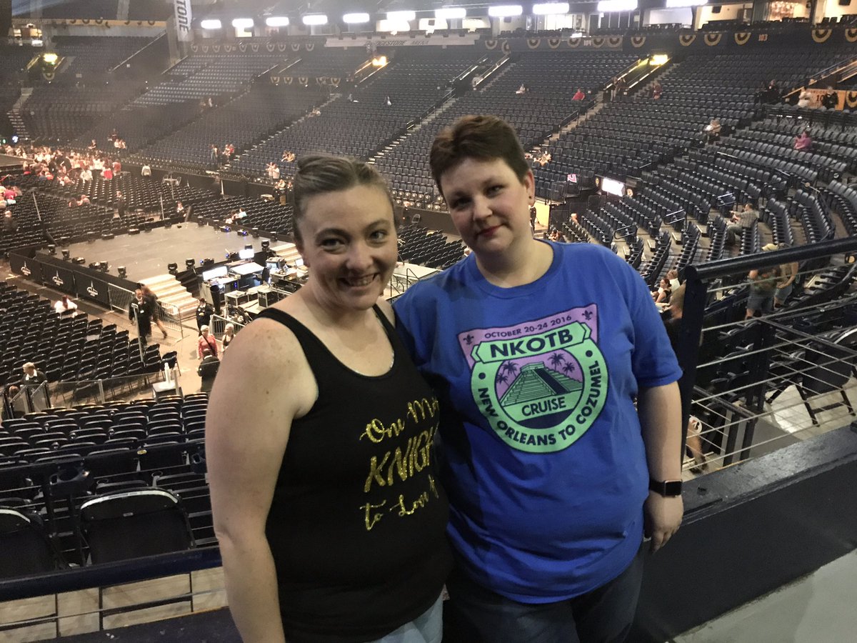 RT @armysux13: #Thankful4Nashville @NKOTB @DonnieWahlberg #TheTotalPackageTour @PaulaAbdul https://t.co/tZCpDIOPTG