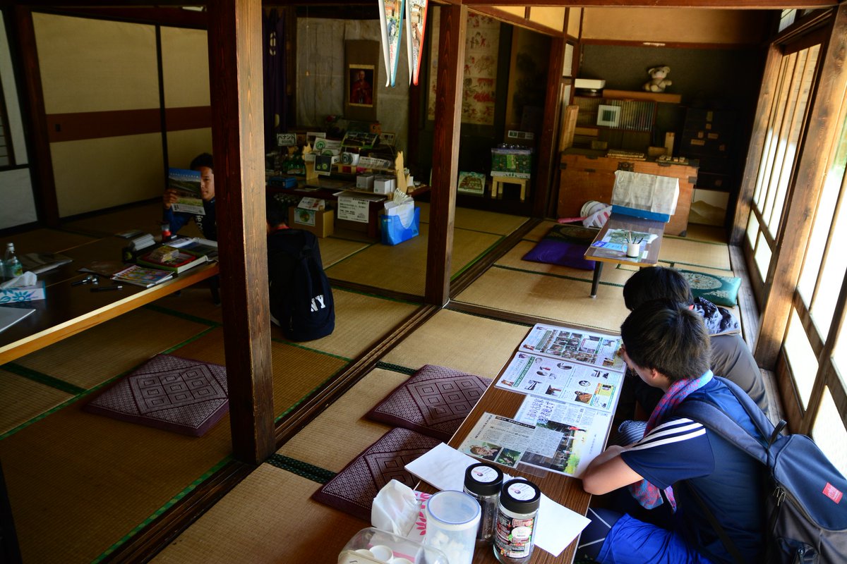本日は班別活動です。小田切班はおおかみこどもと雨と雪の舞台である花の家に来ました。行きの坂がとても辛かったですが、とても 本日は班別活動です。小田切班はおおかみこどもと雨と雪の舞台である花の家に来ました。行きの坂がとても辛かったですが、とても