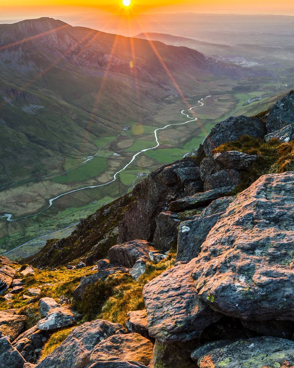 RT @visitwales: Sunset over Nant Ffrancon Pass in Snowdonia, North Wales

Image by: https://t.co/PJYoJr7AYZ https://t.co/qpDnDN6mAz