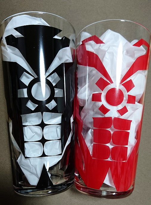 怪獣酒場の新商品ベリアル陛下ボディデザイングラス。左:陛下の体模様の黒い部分がプリントされてる通常版(酒場物販で買えるや 怪獣酒場の新商品ベリアル陛下ボディデザイングラス。左:陛下の体模様の黒い部分がプリントされてる通常版(酒場物販で買えるや