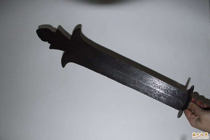 【三尖刀】陌刀から発展したと考えられる武器で、長柄の先に、先端が三つに分かれた大型の両刃を備える。先端での刺突の他、大刀 【三尖刀】陌刀から発展したと考えられる武器で、長柄の先に、先端が三つに分かれた大型の両刃を備える。先端での刺突の他、大刀