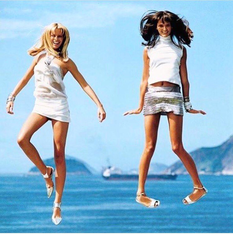 Happiest Sunday folks! Hope you're hanging out in the sun like these ladies!? ????#CannesSeason #PinterestFind ????????⚓️???? https://t.co/EwI3VYdcj4
