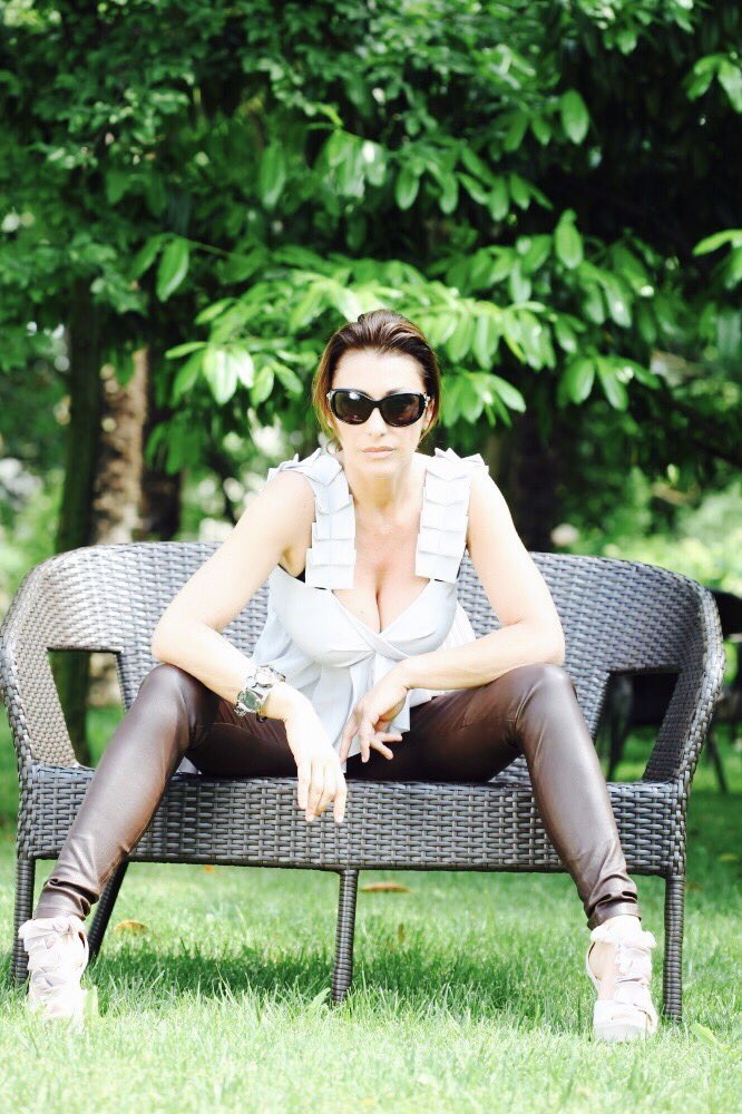 #facciaseria #Sunglasses #blackglasses #Buongiorno #mercoledì #me #sabrinasalerno https://t.co/uu2P5qqBgn https://t.co/PLB6cNpyPw