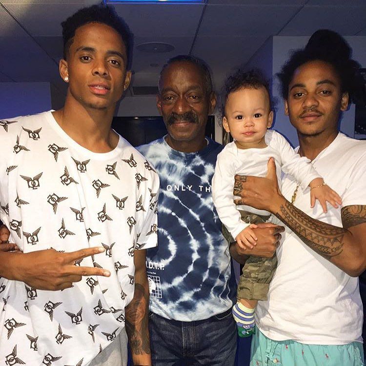 FAmily 1st ???????? https://t.co/IRHhD3dxLW https://t.co/r8uGa8JBvO