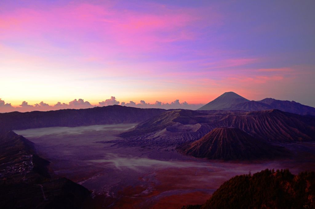 Gorgeous view of the Mount Bromo terrain over in Indonesia.. https://t.co/oWZz9UMlH3 https://t.co/bZYVuI2Cpm