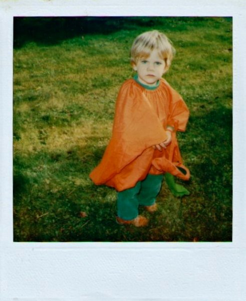 Got any Polaroid photos from your childhood? Post those here: https://t.co/tbbvQ64oe6 https://t.co/gToGuVlM0N
