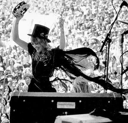 RT @wearewildfang: Happy Birthday to the Gold Dust Woman, Stevie Nicks! ????✨???????? https://t.co/2A5TFfrNgj