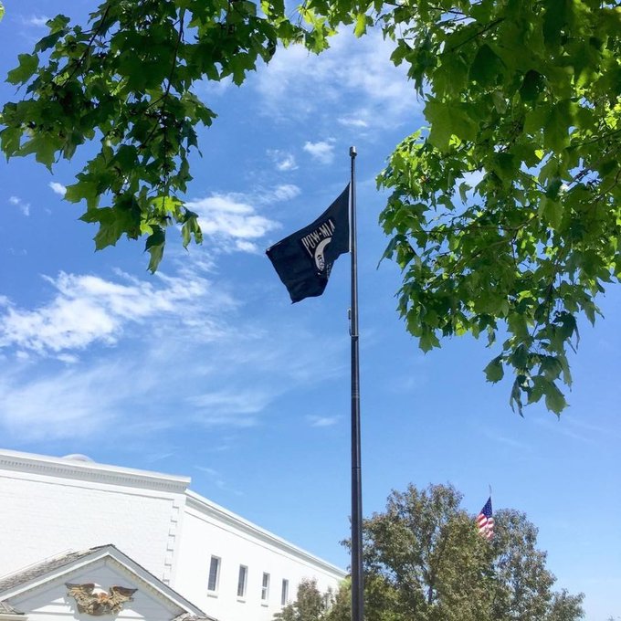 #POW/MIA #Flag flying on Black Anodized #Flagpole. Very beautiful and respectful. Service is key to happiness #Fla… https://t.co/fTYuxsqzmc https://t.co/r7Jh9bknZE
