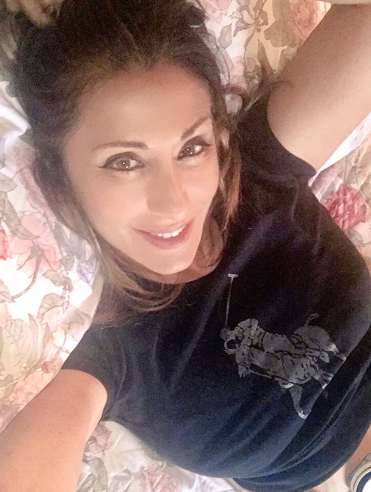 #relax #mybed #love #roses #smile #sabrinasalerno #me #picoftheday https://t.co/khUGzHZkQD