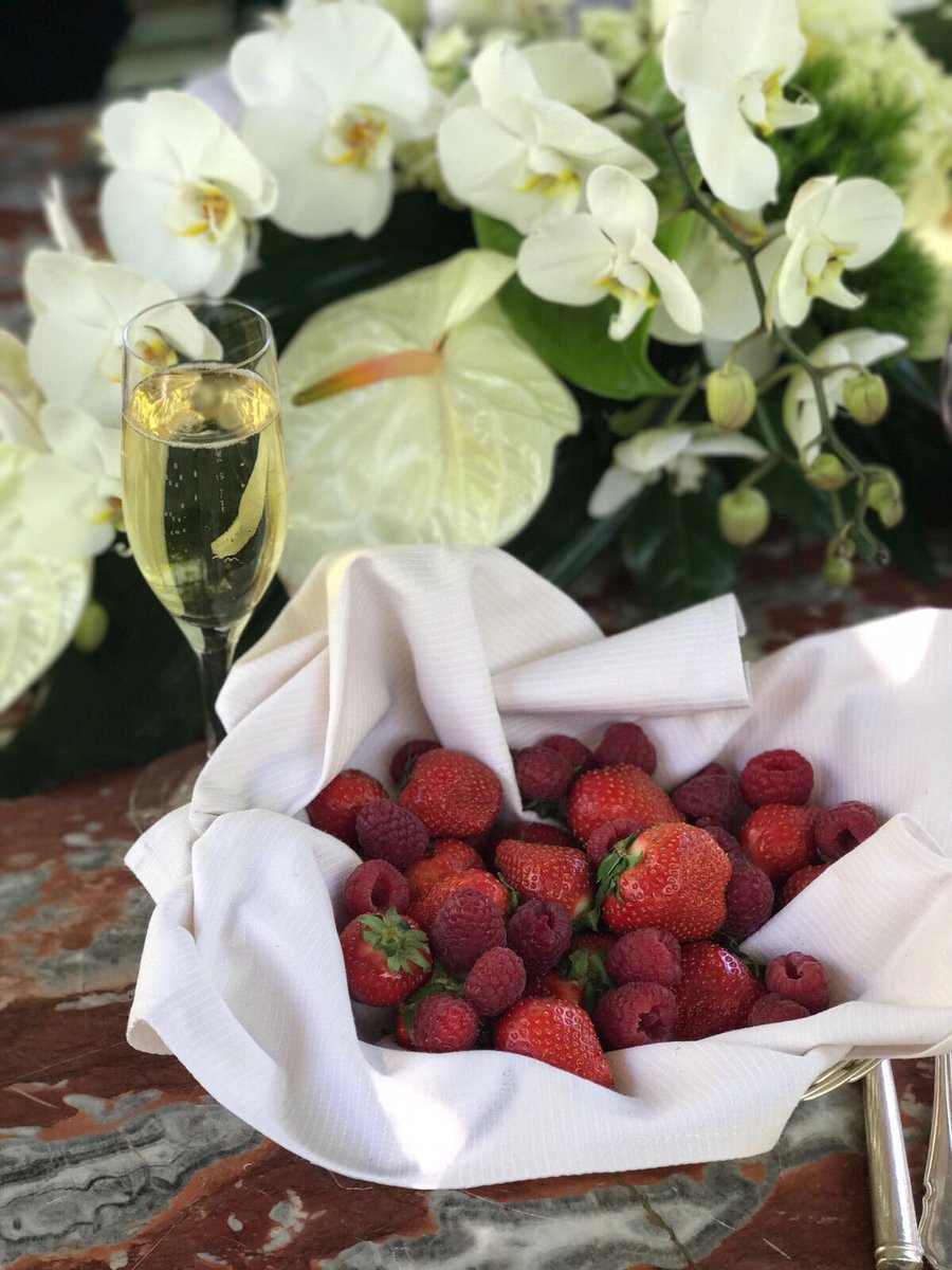 Nothing better than champagne and strawberries! ???????? #MemorialDayWeekend https://t.co/AyLmdumnNq