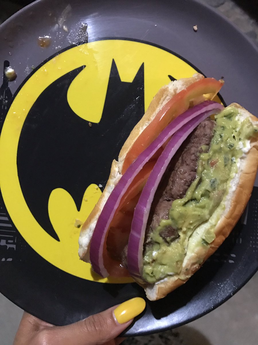 Dréa's burger dog... #nomnom #DIYDogs #HotDawg! https://t.co/PJmD6orYuv