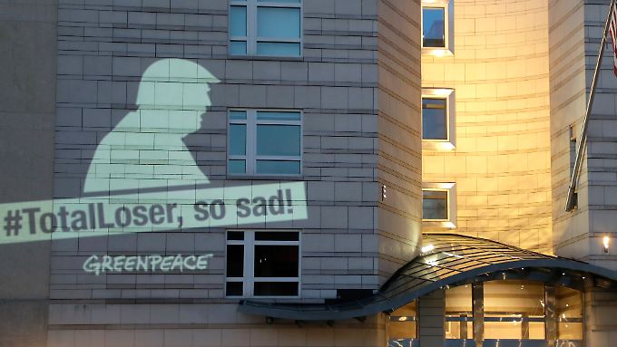 RT @tongotongoz: Meanwhile at the US embassy in Berlin today...
#ParisAgreement #trumpclimate #greenpeace https://t.co/wMfqdRpsuo