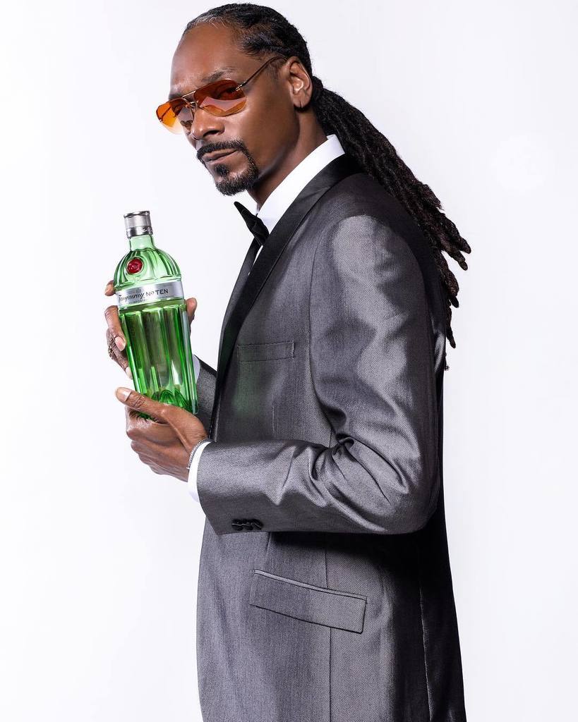 you know I stay with the #tanqlaidback on #WorldGinDay . @tanquerayusa https://t.co/66P0s8heQW https://t.co/wp2vb9aB34