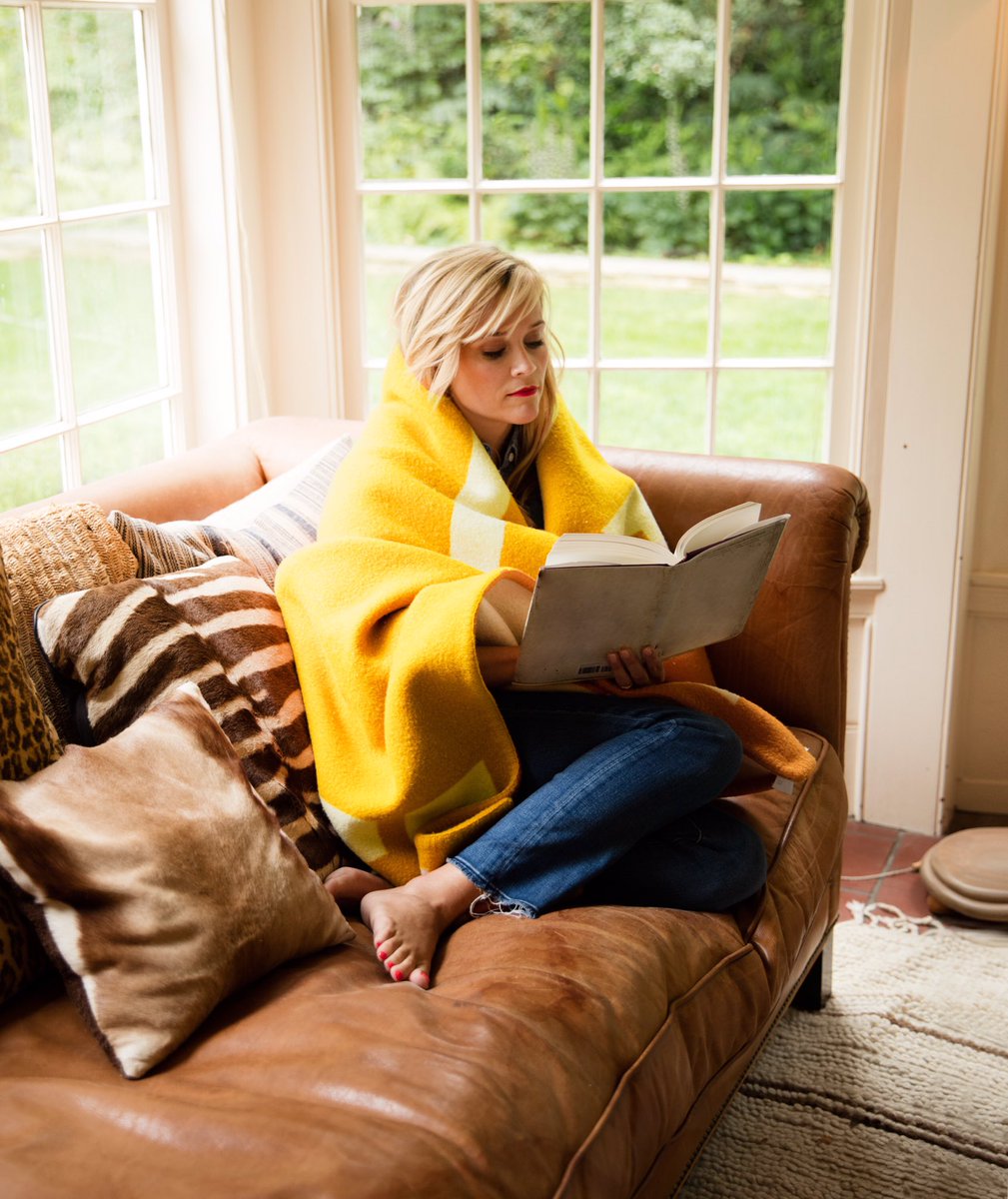 Sundays are for cozying up with a good read. #RWBookClub @RWBookClub https://t.co/BR9nnjXMEV