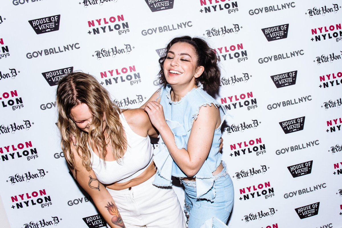 taking the red carpet like a pro with @ToveLo (sorry @NylonMag) <3 https://t.co/2pSBAgyWeT