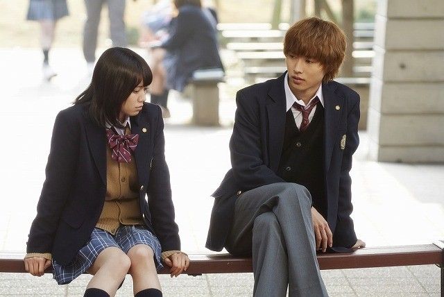 学校の校庭のベンチで会話するエリカと恭也。恭也の足の組み方がクールです。 #山崎賢人 #二階堂ふみ #オオカミ少女と黒王 学校の校庭のベンチで会話するエリカと恭也。恭也の足の組み方がクールです。 #山崎賢人 #二階堂ふみ #オオカミ少女と黒王