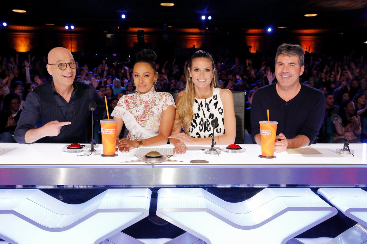 .@AGT is on tonight! You won’t want to miss it @simoncowell @officialmelb @howiemandel https://t.co/F1adE3KDO1