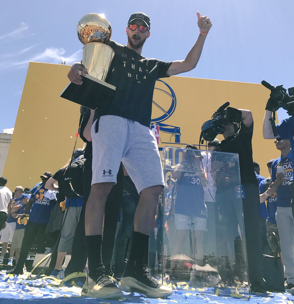 RT @warriors: Summer 17. #WarriorsParade 🏆 https://t.co/1xABpEOpbR