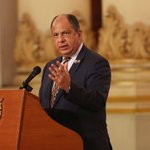 Presidente de Costa Rica se come una avispa en conferencia de prensa Presidente de Costa Rica se come una avispa en conferencia de prensa