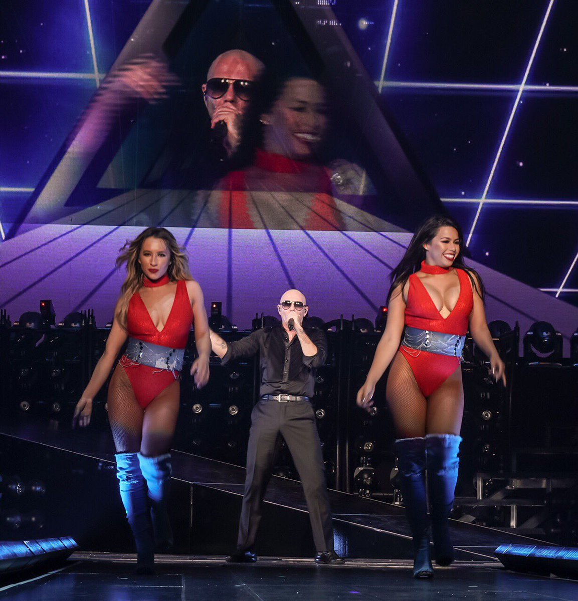 Houston, who's ready? @ToyotaCenter @TheMostBadOnes #EnriquePitbullTour https://t.co/RxTcfKtSMO