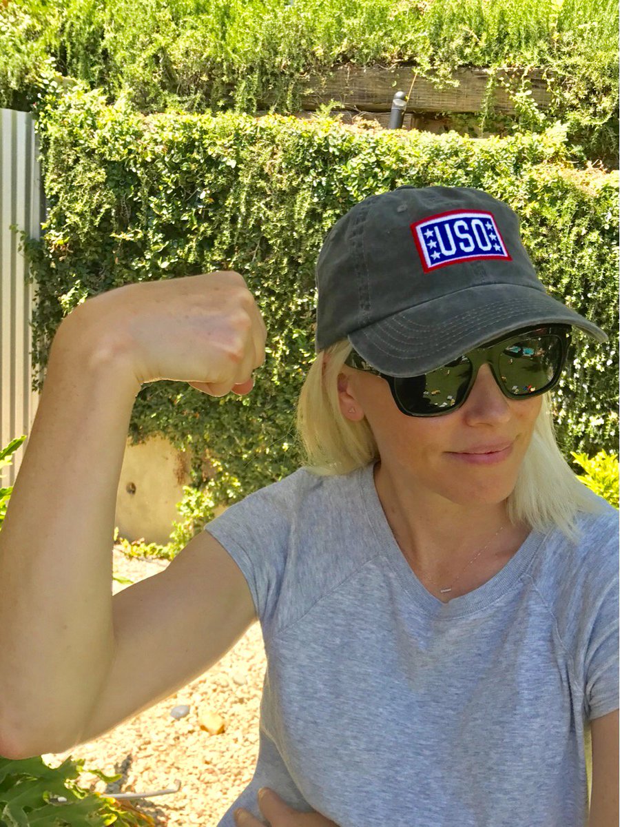 Flexin' to show support for our service peeps for the #4thOfJuly holiday with @The_USO @PitchPerfect #Flex4Forces https://t.co/zzordgVVZi