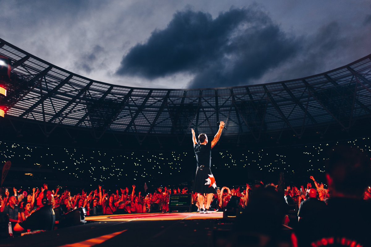 London Stadium = amazing tonight. Thank you x #robbielive https://t.co/awWpJrFMyy