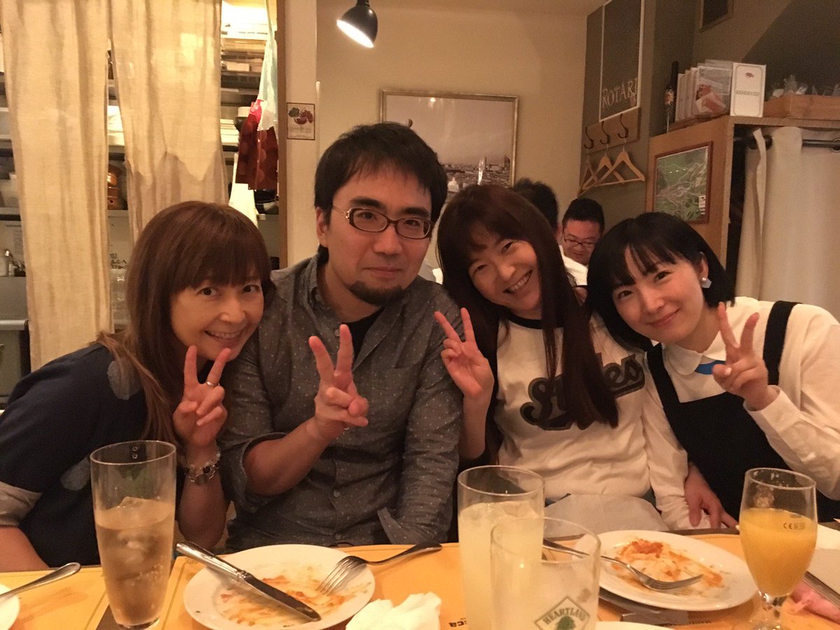 先日「こねこのチー」食事会がありました。画像向かって左からこおろぎさとみさん(チー役)草野公紀監督私(コッチ役)折笠富美 先日「こねこのチー」食事会がありました。画像向かって左からこおろぎさとみさん(チー役)草野公紀監督私(コッチ役)折笠富美
