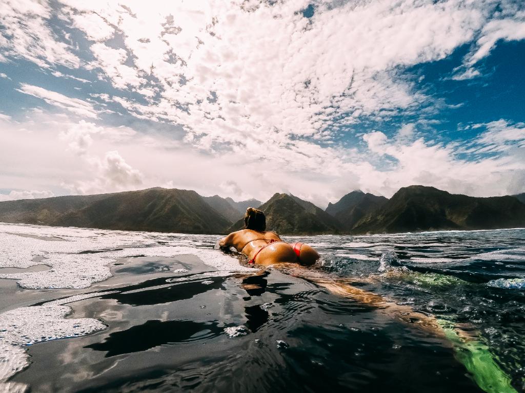 Photo of the Day: Lola Picot cruising the waters of Teahupoo on a peaceful day with surf photographer, @bibby_pics https://t.co/9qAF1qyHO1