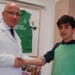 Türk profesör savaş mağduru çocuğa mekanik kol taktı Türk profesör savaş mağduru çocuğa mekanik kol taktı
