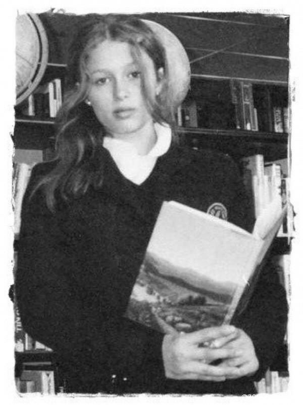 Trying to not look bored in the library for my school yearbook picture in 6th grade. Ha! #TBT #TeenParis https://t.co/WGHYRqYMbW