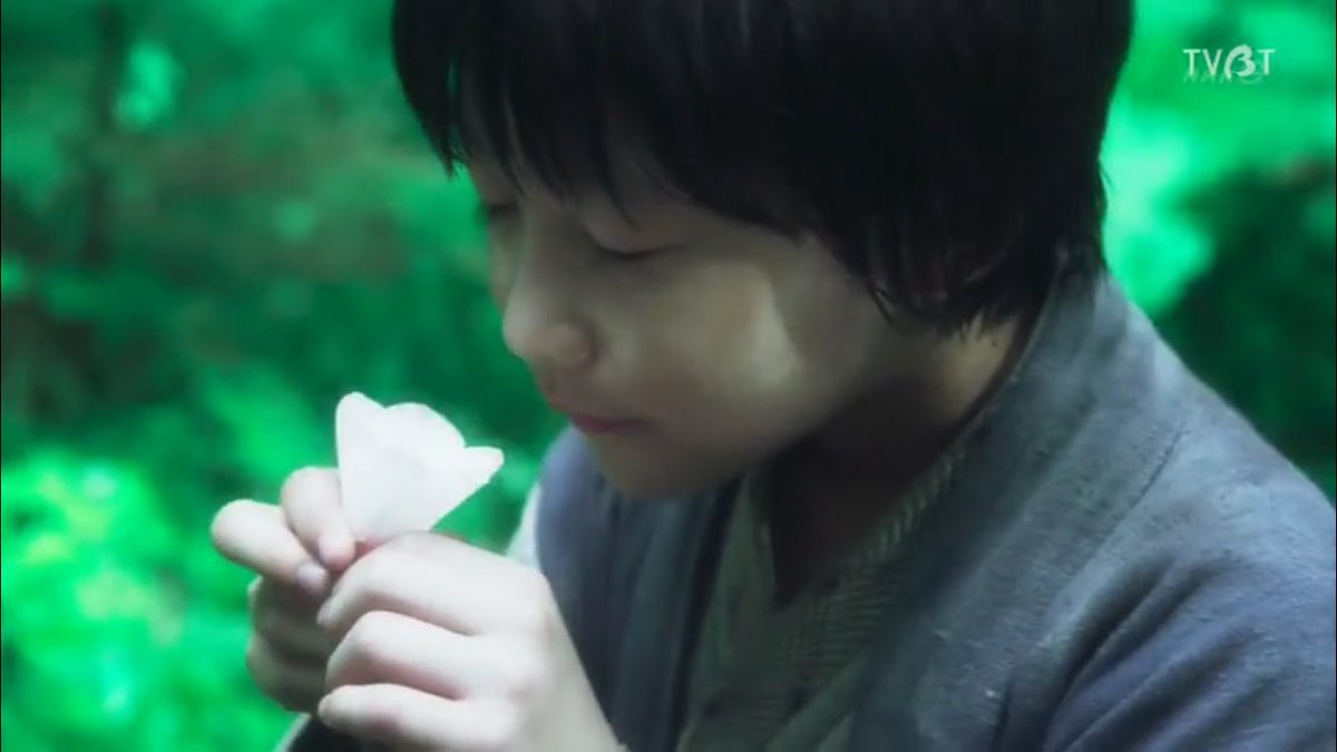とんでもない子役が現れたと戦慄した瞬間。胎内に産み付けられた精霊の卵を成長させるために取り憑かれたように花の蜜を吸い、う とんでもない子役が現れたと戦慄した瞬間。胎内に産み付けられた精霊の卵を成長させるために取り憑かれたように花の蜜を吸い、う