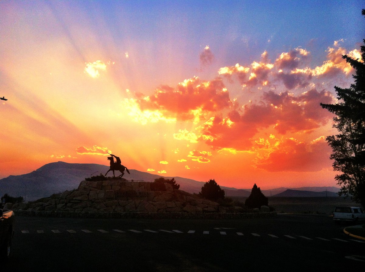 Gorgeous Wyoming sunset.. https://t.co/TksRR1Ylrr https://t.co/tU0829CXoW