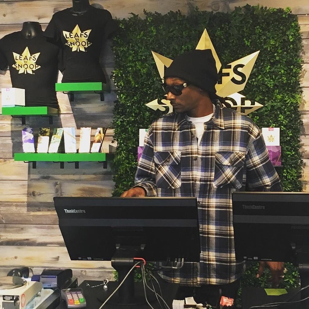 big snoop got the treats . @leafsbysnoop https://t.co/BMlXtGUo7s https://t.co/lIZS8LwGgF
