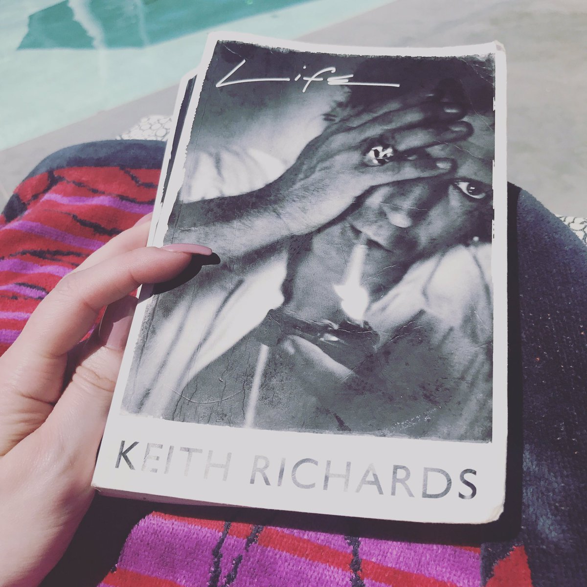 Poolside reading @officialKeef ???? https://t.co/APpptSHEE9