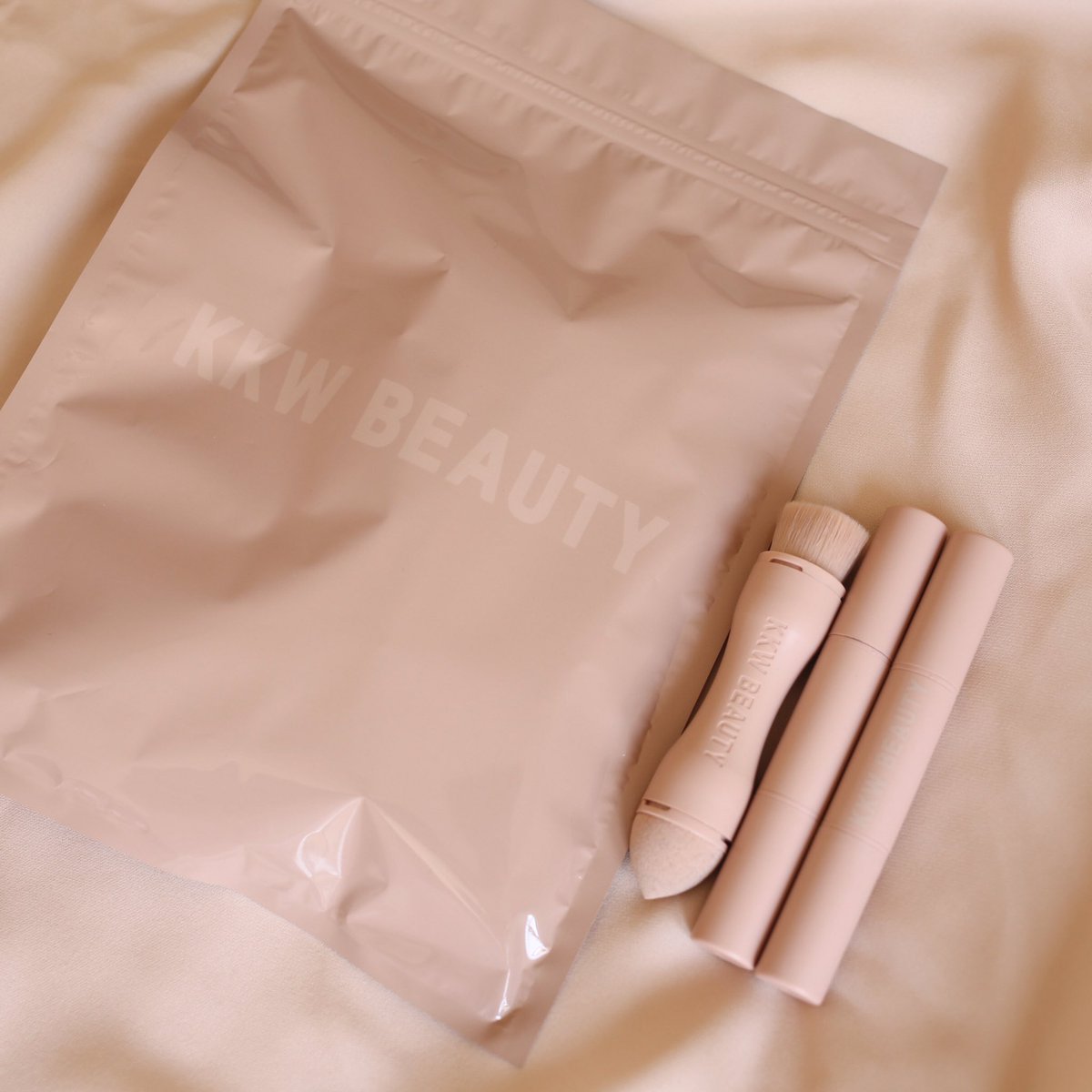 https://t.co/PoBZ3bhjs8 is live! So go now to get your Crème Contour & Highlighter Kit @kkwbeauty https://t.co/9iBlW4ArtY