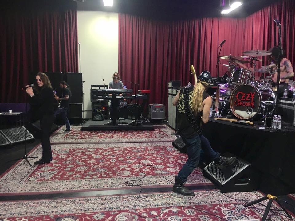 RT @OzzyOsbourne: at rehearsals for the upcoming shows 
https://t.co/mlduswcZH5 https://t.co/9OVh1NWkdl