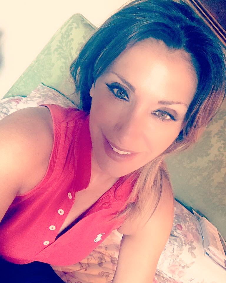 I like red colour!#relax #smile #red #homesweethome #sabrinasalerno #picoftheday https://t.co/FulXeU9YTZ